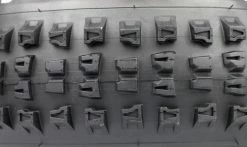 Pneu Hutchinson Griffus Racing Lab Rear 2.40 - Race Riposte Gravity - Hardskin - Tubeless Ready -France Accessoires Vélo Soldes Boutique Pneu Hutchinson Griffus Racing Lab 2.40 Race Riposte Gravity Hardskin Tubeless Ready crampons 1235x735