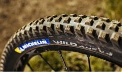 Pneu VTT Michelin Wild AM2 – Gum-X – Trail Shield – Tubeless Ready -France Accessoires Vélo Soldes Boutique pneu michelin wild am2 2 1235x735